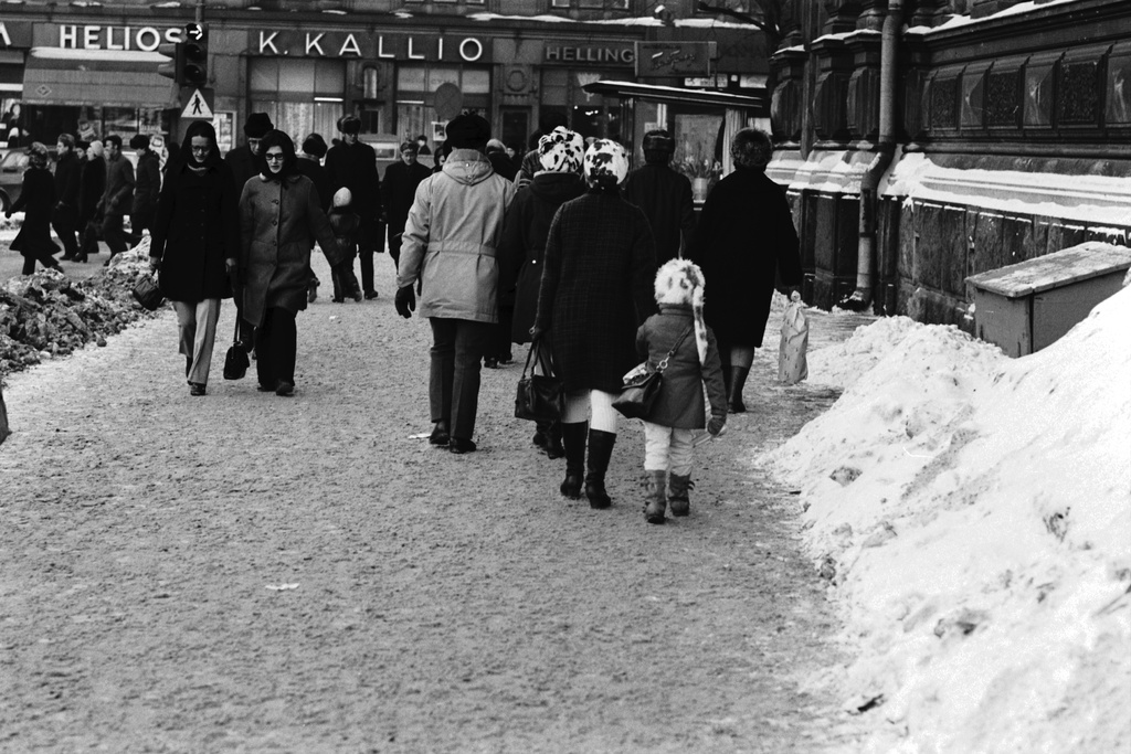 Kluuvi, Kaivokatu. Jalankulkijoita lumisella Kaivokadulla Ateneumin edustalla. Taustalla Mikonkatu 13.
