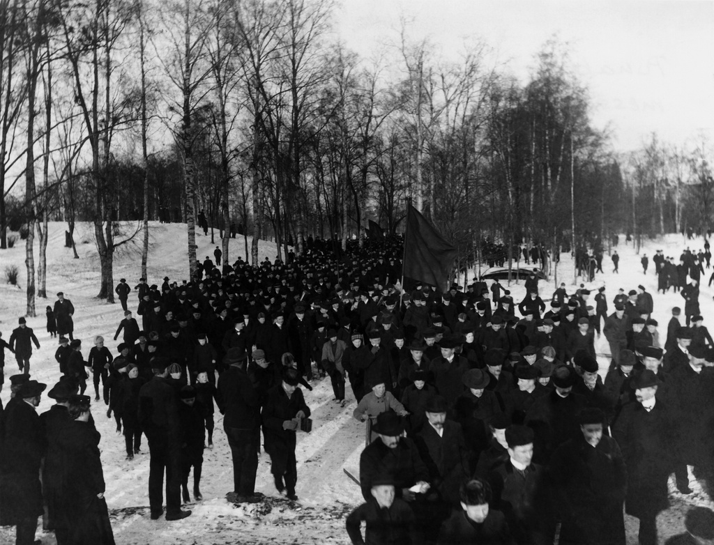 Punakaartin lipun vihkimistilaisuus Kaisaniemessä suurlakon jälkeen. Punakaartilaiset poistumassa tilaisuudesta.