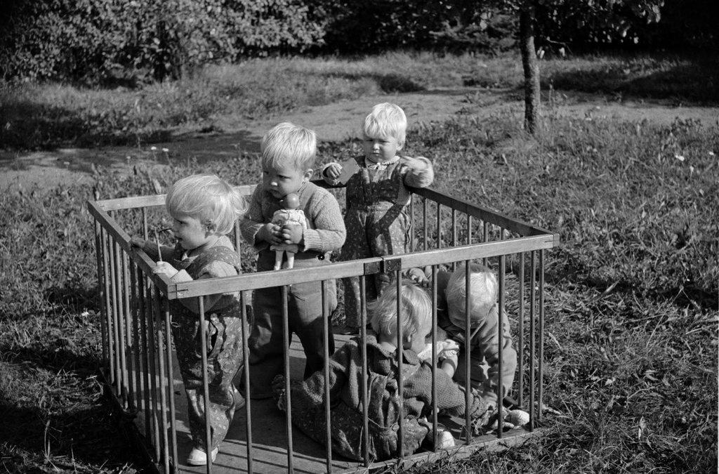 Lapsia leikkimässä Aunelan lastenkodin pihalla.