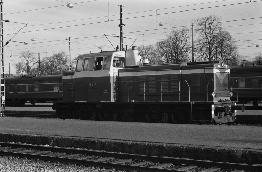 Helsingin rautatieasema. Junia Helsingin rautatieasemalla. Edessä Vv15-sarjan dieselveturi 1977.