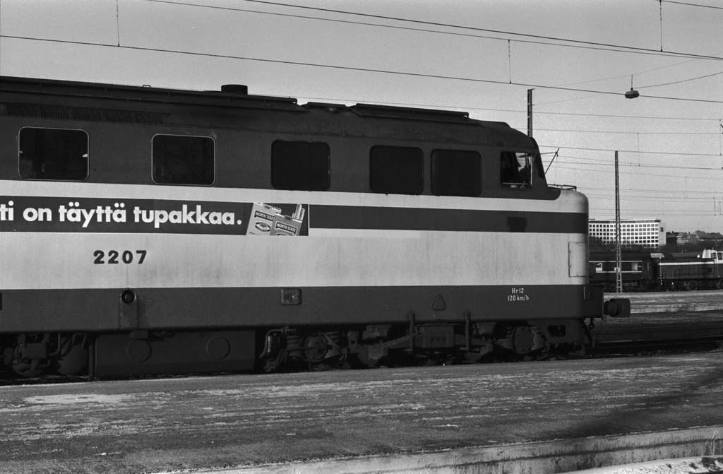 Helsingin rautatieasema. Hr12-sarjan raskas dieselveturi 2207 Helsingin rautatieasemalla. Kyljessä North State -savukemainos.