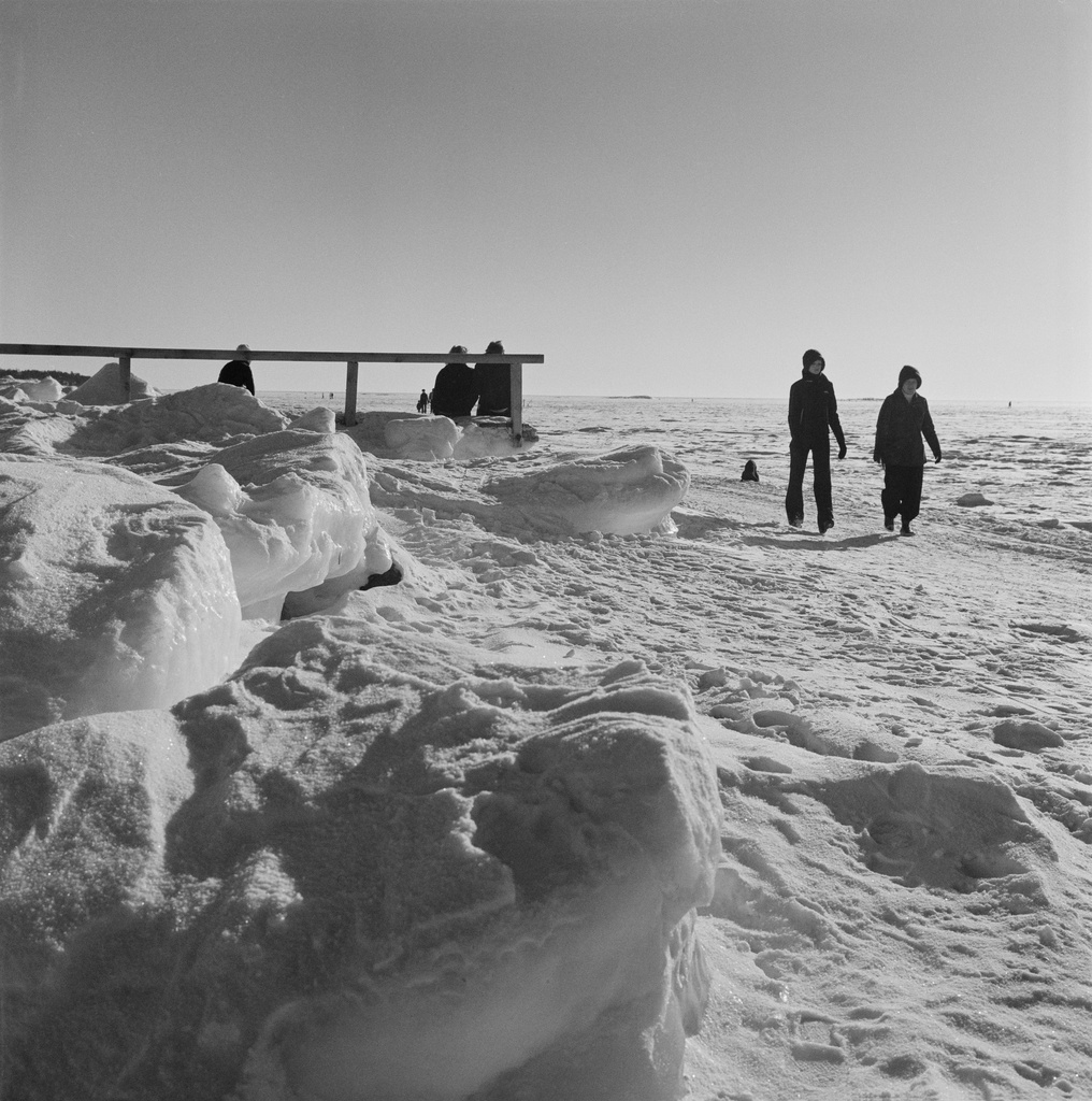 Ulkoilijoita jäällä Särkiniemen rannassa Lauttasaaressa.