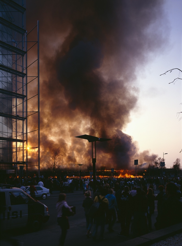 VR:n makasiinien tulipalo 5.5.2006 nähtynä Töölönlahdenkadulta Sanomatalon kulmalta