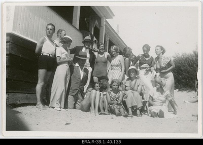 Johannes and Emilie Vares with a larger company on the beach of Pärnu. Group photo  similar photo