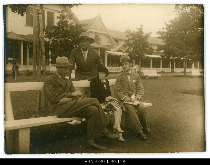 Henrik Visnapuu, Emilie Vares, John Vares and unknown men in Pärnu? Pingil sitting