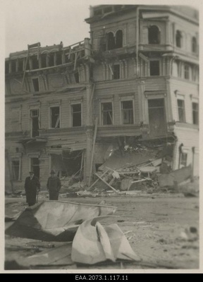 War breaks in Pärnu 23.09.1944, crushed Klein's house on the cross of Brackmann and Kalev Street (the present Ring and Rüütel tn), on the street rooftop  duplicate photo