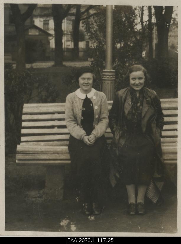Pärnu schoolgirls sitting on the park 12.05.1937