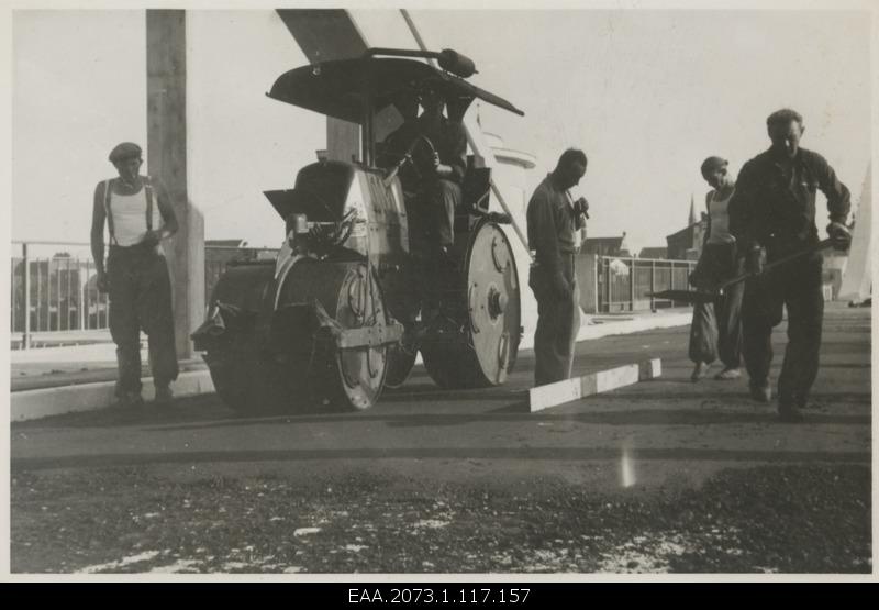 Construction of Pärnu Suursilla, roadblock for bridge asphalting