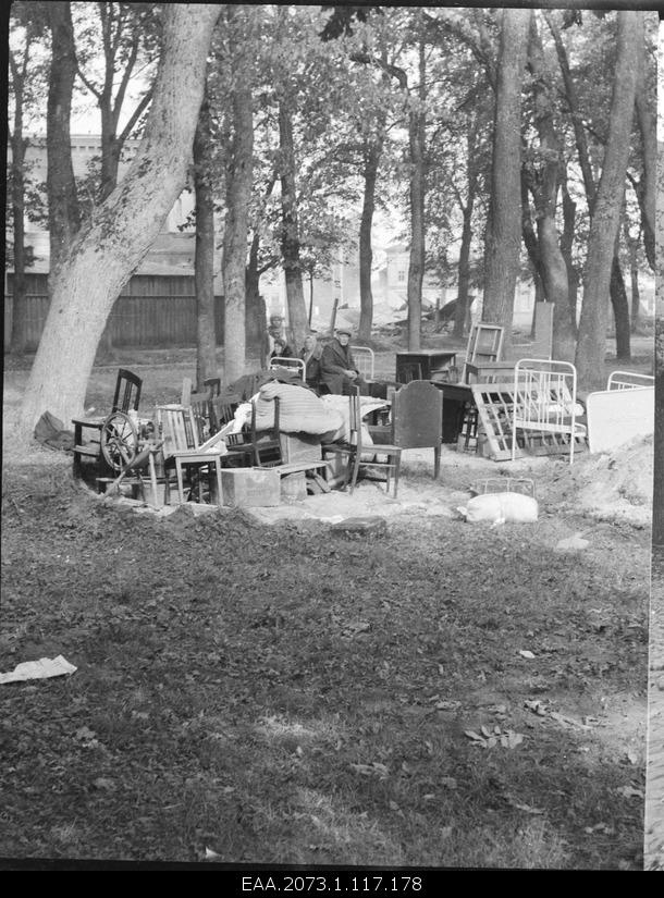 War breaks in Pärnu 23.09.1944, Householder of the building of Pärnu Estonian School Society Jakob Leerimaa and his family guarding the property saved from fire in the city park