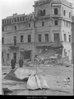 War breaks in Pärnu 23.09.1944, crushed Klein's house on the cross of Brackmann and Kalev Street (the present Ring and Rüütel tn), on the street rooftop  duplicate photo