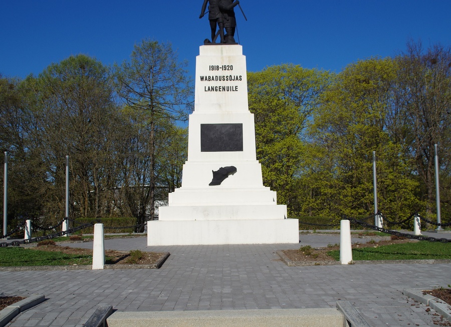 "Soome linna tegelased Rakvere mälestussamba juures". rephoto