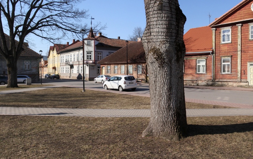 Lossi tänava vaade Viljandis, vaade piki tänavat, esiplaanil plats rephoto