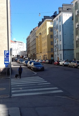 Hietaniemenkatu 2, 4, 6, 8, 10. Taustalla Runeberginkatu 13 / Pohjoinen Rautatiekatu 23 ja Eteläinen Rautatiekatu 10. Etualalla linja-auto numero 18. Hietaniemenkatu 8 on huomattavan ränsistynyt. rephoto