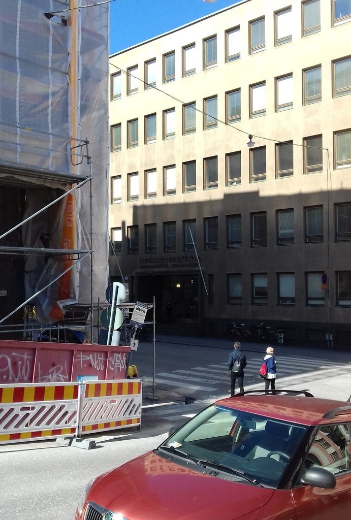 Helsingin Suomalaisen Yhteiskoulu, julkisivu Nervenderinkadun toiselta puolelta. rephoto