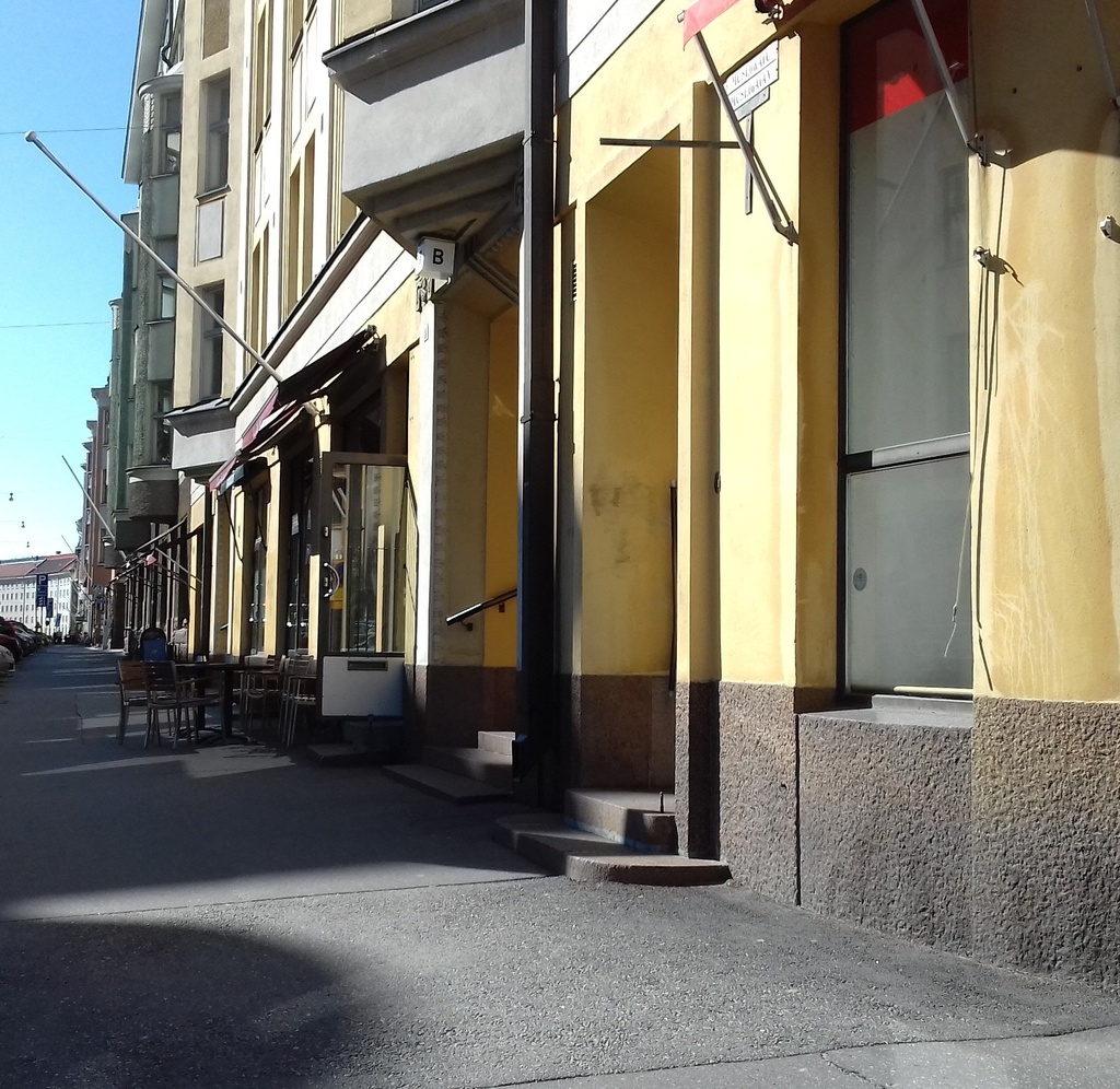 Katusoittaja soittaa viulua Museokatu 7:n edessä. rephoto