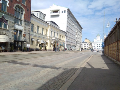 Läntinen Rantakatu (Eteläranta) 16, 18, 20. Taustalla Nikolainkirkko (Helsingin tuomiokirkko) ja Seurahuone (kaupungintalo), Pohjoinen Esplanaadikatu (Pohjoisesplanadi) 11-13 rephoto