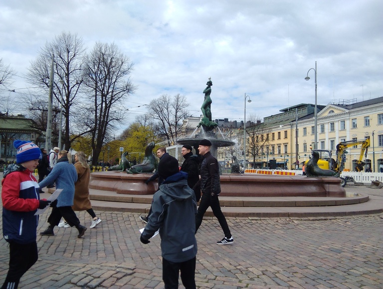 Havis Amanda -suihkukaivo Kauppatorilla paljastustilaisuuden jälkeen rephoto