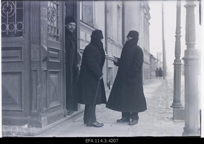 Members of the Soviet Russian delegation Joffe, Kukovski and Kostjajev are in front of the House of the Peace Conference on the Garden Street.  duplicate photo