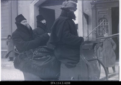 Representatives of the Soviet Russian delegation in Joffe and Kukovski sauna in front of the House of Peace Conference on the Garden Street.  duplicate photo