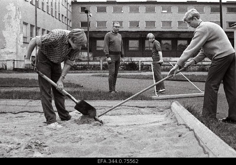 Tallinna 46. Students of secondary school (left) swimmer Arvet Paurman, teacher of physical education Endel Läte, volleyballer Edgar Haavik and midland runner Mati Laudisal to organize the school sports field.