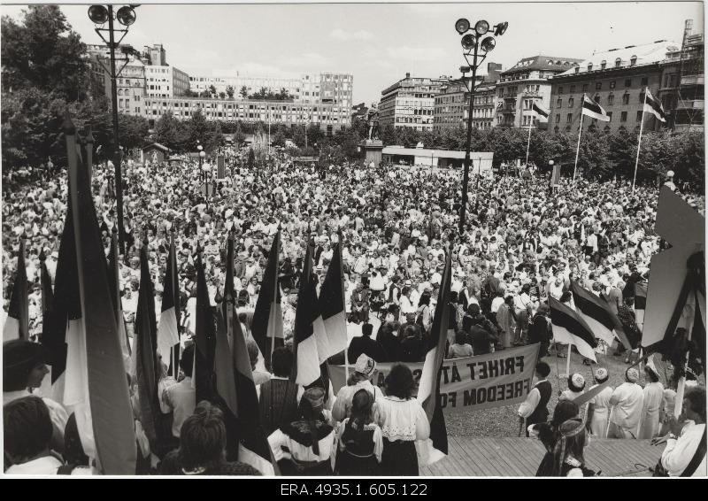 The ending of the Global Estonian Days has gathered for an expression of freedom in Kungsträdgarden.