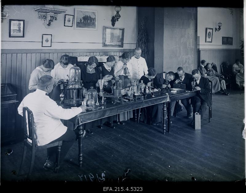 Viljandi Gymnasium teacher and promoter of nature protection Aristoklis Hrebtovi (sides on the left) is supervised by a practical course of chemistry and biology in the Gymnasium for adults.