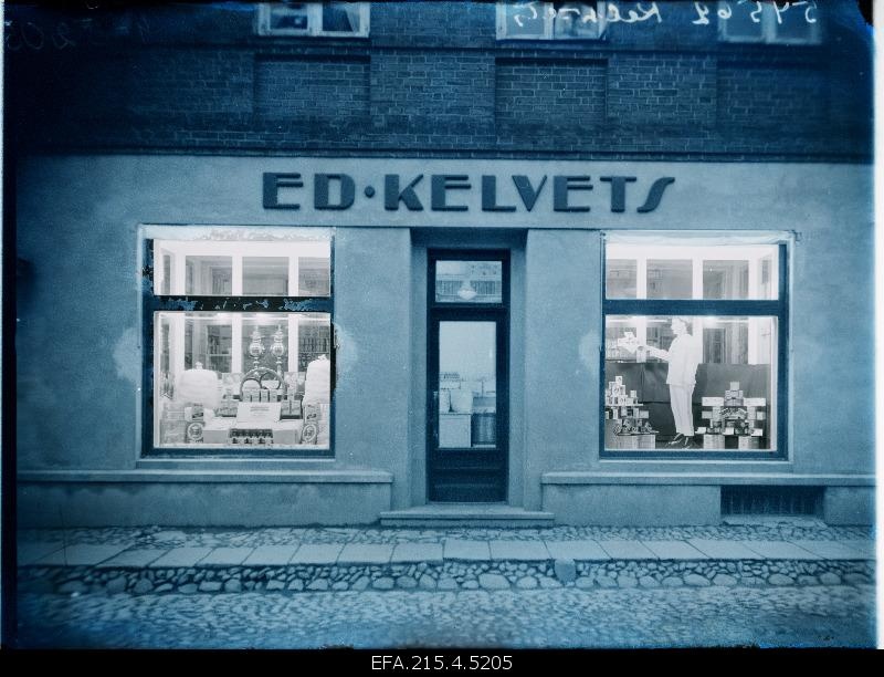 On the corner of the castle and Oru Street, the big businessman and house owner of Viljandi Ed. Kelvetsi store.