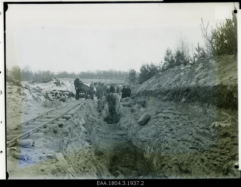 Workers digging the crawl, steering wheels on the left and steering wheels
