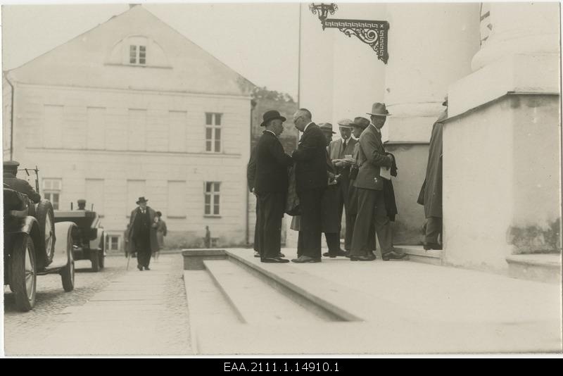 Latvian and Lithuanian journalists entering the main building of the university