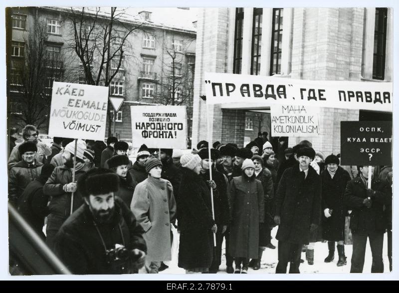 Interrinde piquet in front of the Sakala Centre for the period of the ECB Congress. The participants wear the slogans: "Take away from Soviet power! "; "maha's official colonialism" etc.