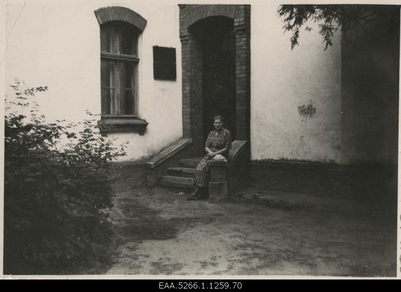 Natalie Valger is sitting on the staircase of the archive building of Pärnu city and county