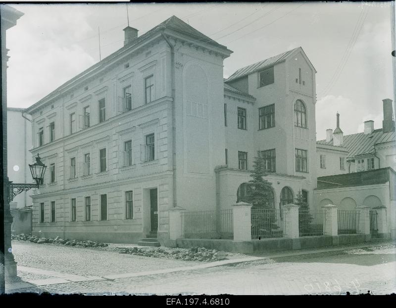 A crossing place on the broad and Magasini street.