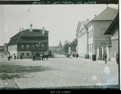 A crossing place between the Russian and Narva Street. On the right Veterinaaria Institute.  similar photo