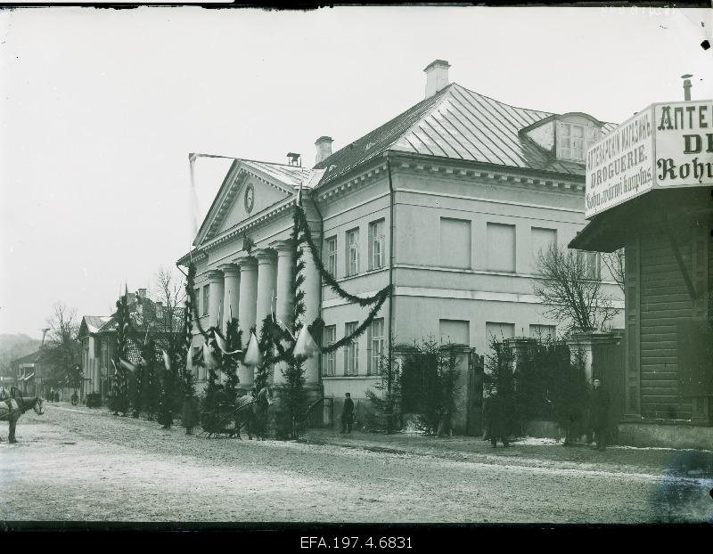 On the occasion of the 50th anniversary of the Veterinary Institute, the building of the Institute was decorated on the Russian street.