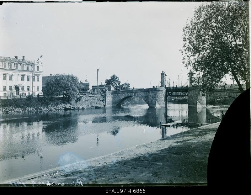 View of the stone bridge.