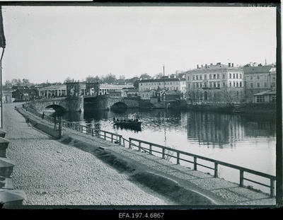 View of the stone bridge. At the forefront of h. Treffner with his chocolates in the Emajõel boat.  duplicate photo