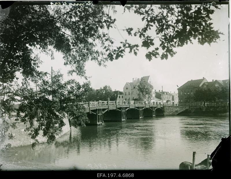 View of the wooden bridge.
