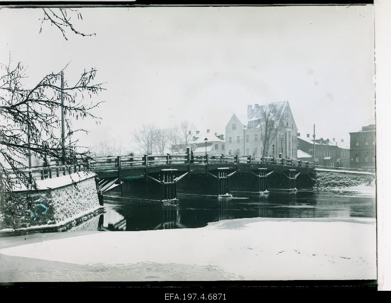 View of the wooden bridge.
