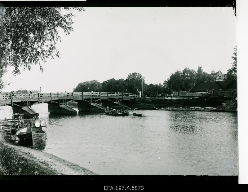View of the wooden bridge.