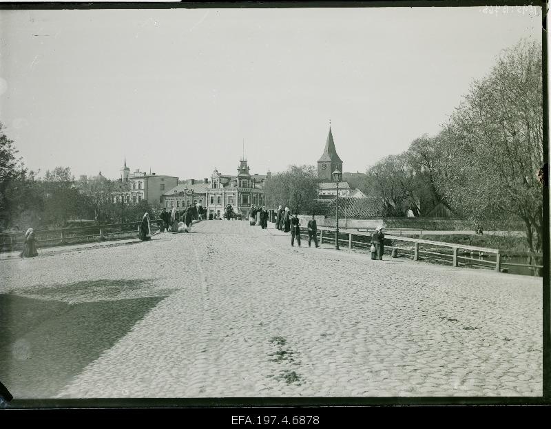 View of the wooden bridge and its surroundings.