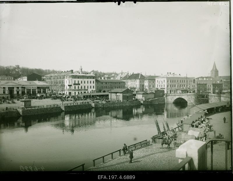 View of the tangent, cargo court and the Kivisilla Emajõelt.