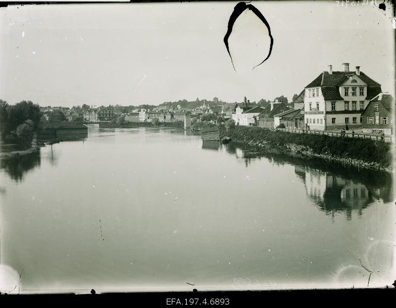 View of the Emajõele. On the right h. Treffner Gymnasium.
