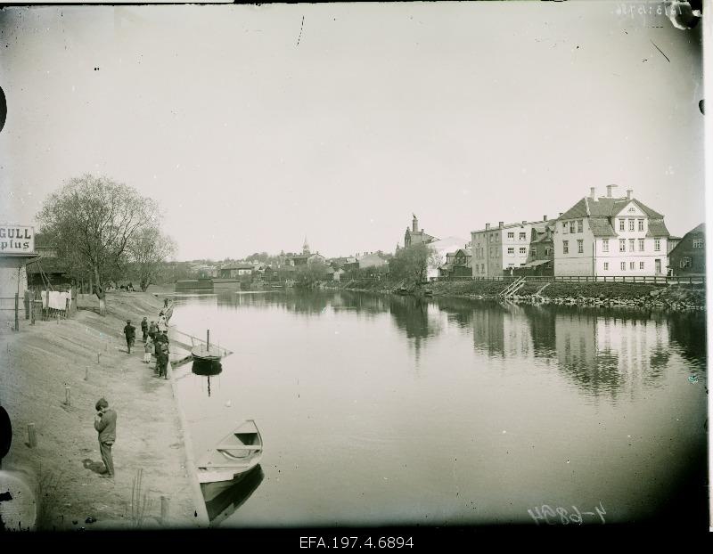 View of the Emajõele. On the right h. Treffner Gymnasium.