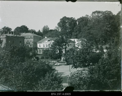 View of Barclay de Tolly's outer pillar.  duplicate photo