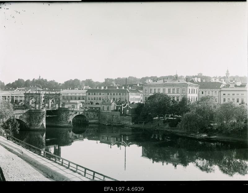 View of the stone bridge and Kalda street.