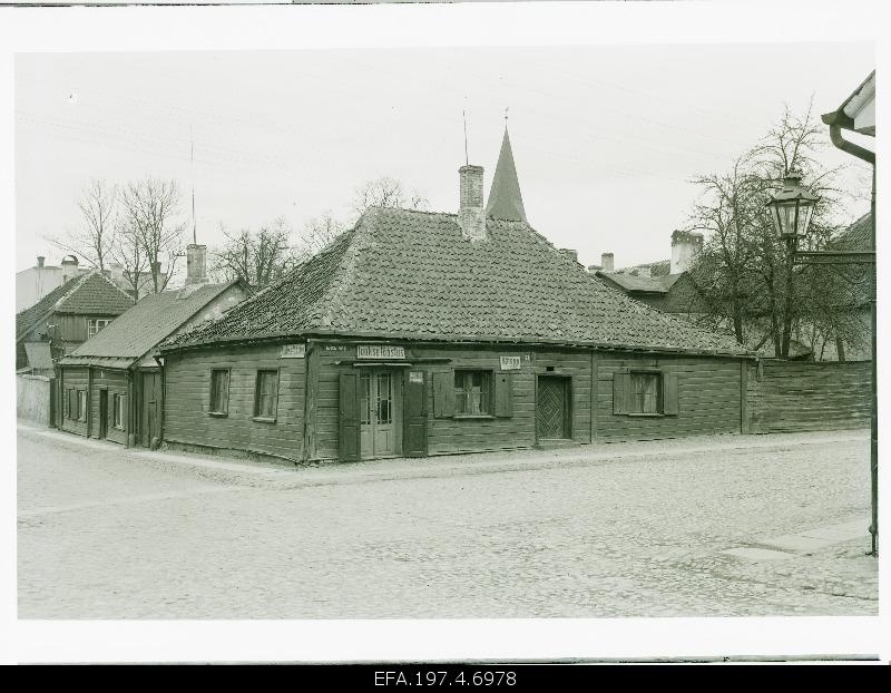 A crossing place for a wide and g. Adolf Street.
