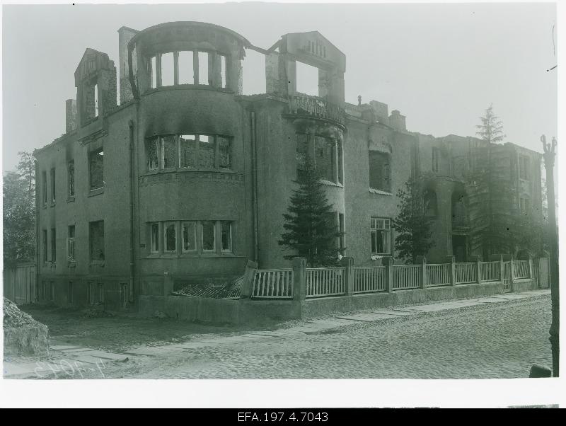 Ruins on the corner of Tiigi and Teachers Street.