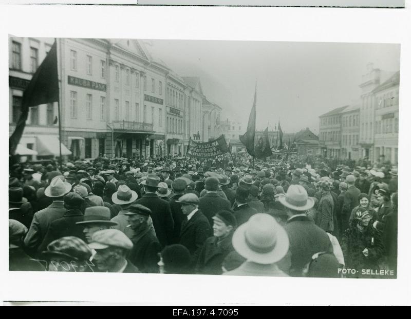 The Workers' Demonstration on May 1 in front of the Raekoja.