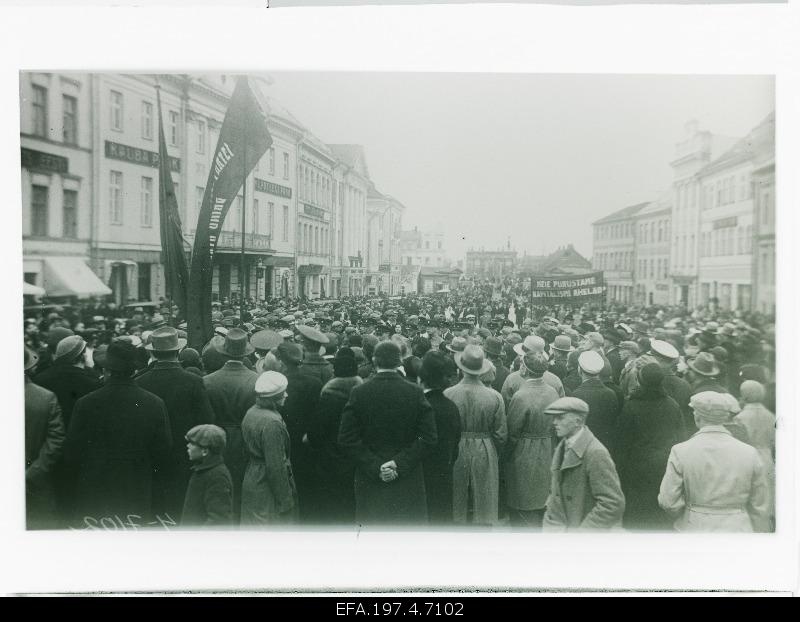 The Workers' Demonstration on May 1 in front of the Raekoja.