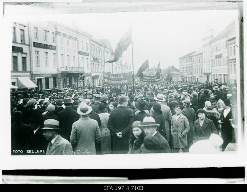 The Workers' Demonstration on May 1 in front of the Raekoja.